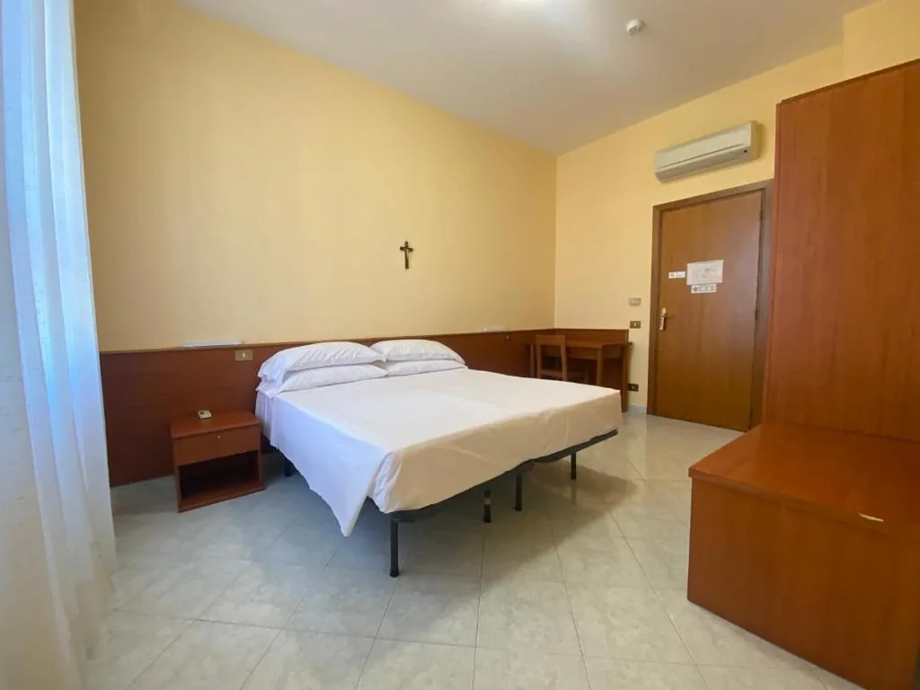 Camera Matrimoniale/Doppia con Letti Singoli — Casa per Ferie Suore Salesiane dei Sacri Cuori