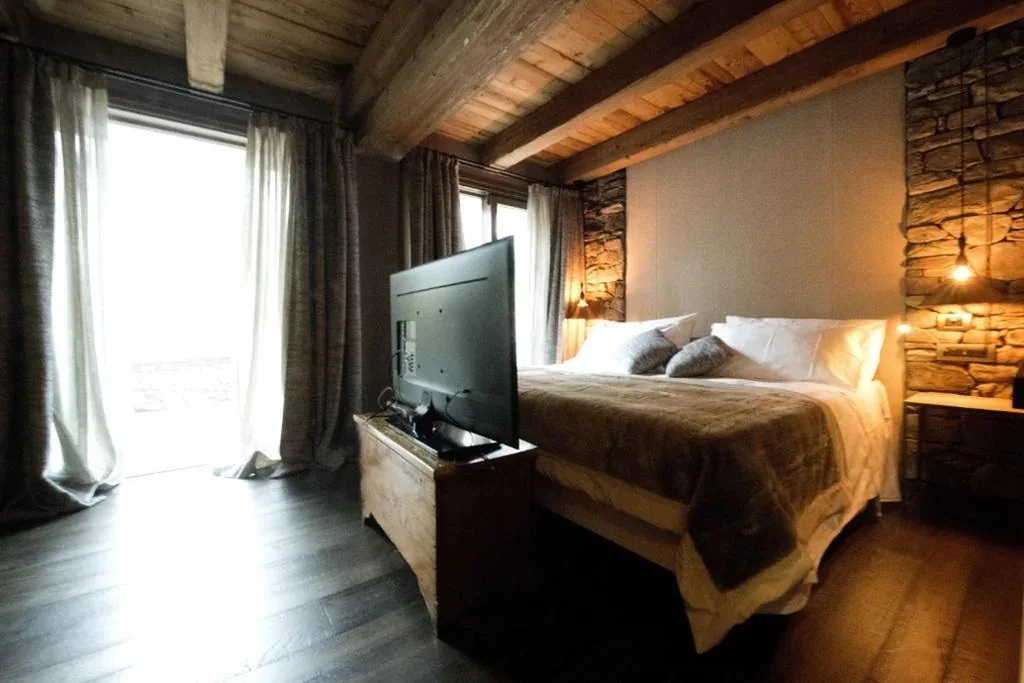 Double/Twin Room with Spa Access — Les Neiges D’Antan
