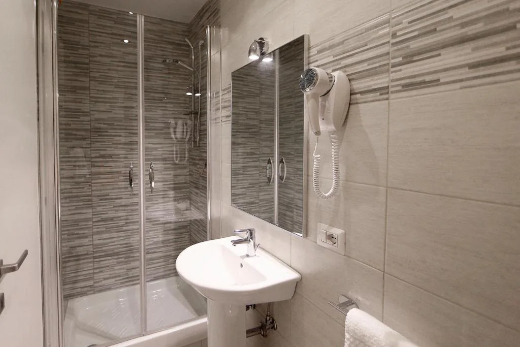 Camera Matrimoniale/Doppia con Letti Singoli con Bagno Privato — 47 Steps