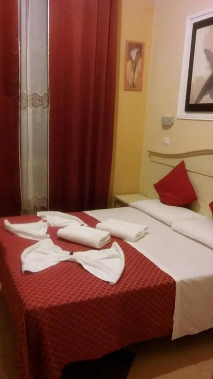 Camera Matrimoniale/Doppia con Letti Singoli con Bagno Privato Esterno — Affittacamere Alex