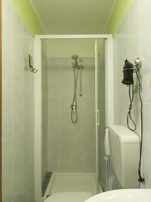 Camera Matrimoniale/Doppia con Letti Singoli con Bagno — Albergo Avalon