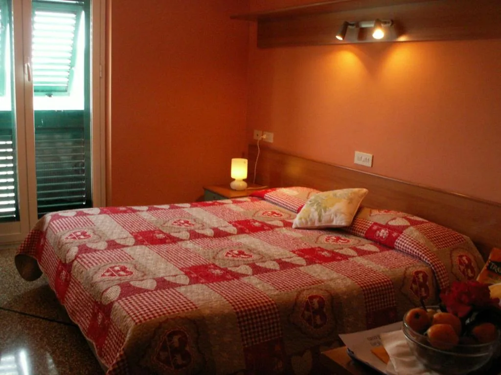 Camera Matrimoniale/Doppia con Letti Singoli con Balcone e Vista Valle — Albergo Caprile