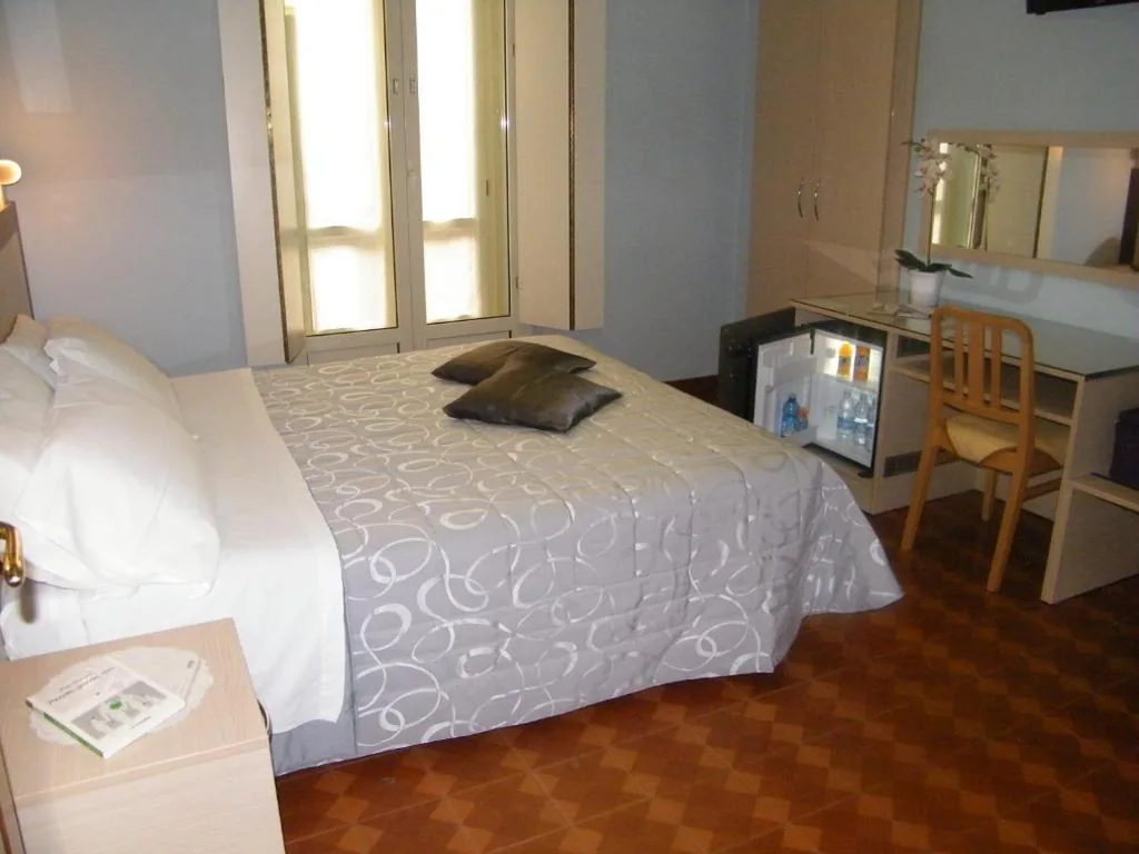 Camera Matrimoniale/Doppia con Letti Singoli con Bagno Privato — Albergo in Centro