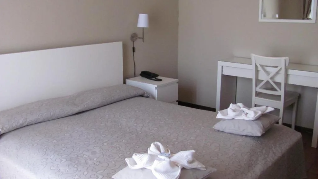 Camera Matrimoniale/Doppia con Letti Singoli con Bagno — Albergo La Genzianella