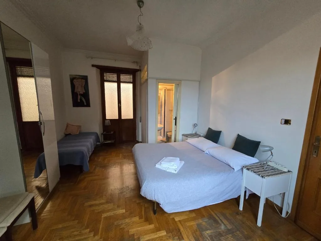 Camera Matrimoniale/Doppia con Letti Singoli con Bagno Privato — Appartamento Esquilino di Yan