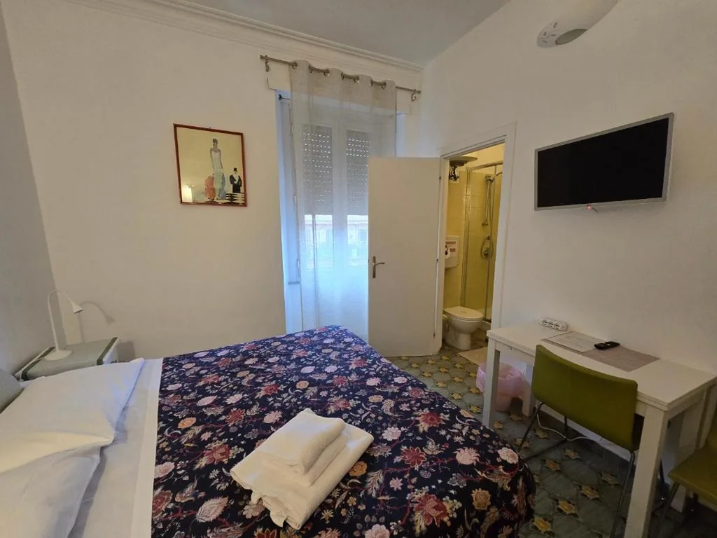 Camera Matrimoniale/Doppia con Letti Singoli con Bagno Privato — Appartamento Esquilino di Yan