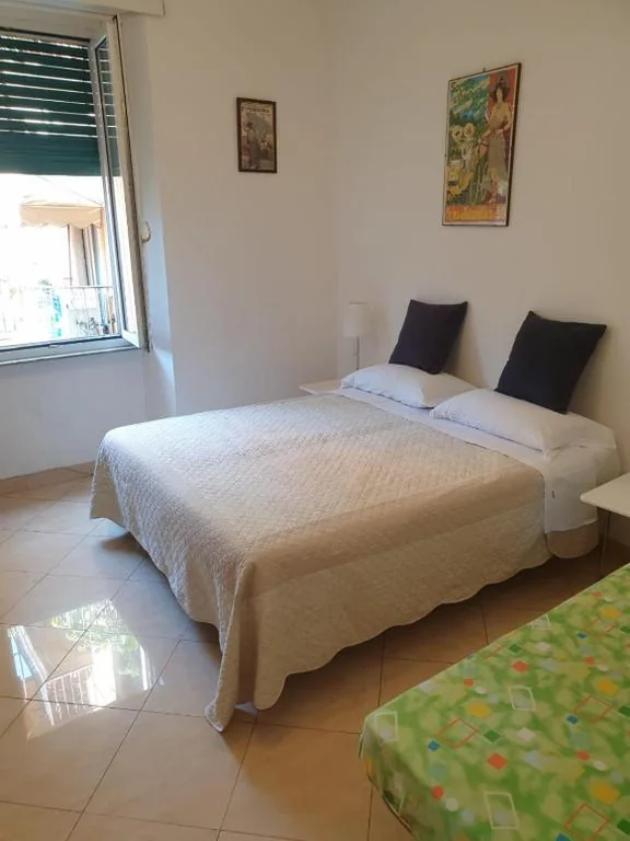 Camera Matrimoniale/Doppia con Letti Singoli con Bagno Privato Esterno — Appartamento Esquilino di Yan