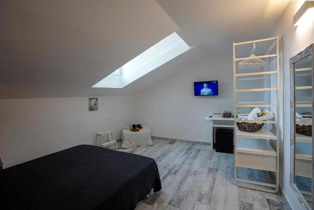 Double/Twin Room with Private Bathroom — Approdo 36