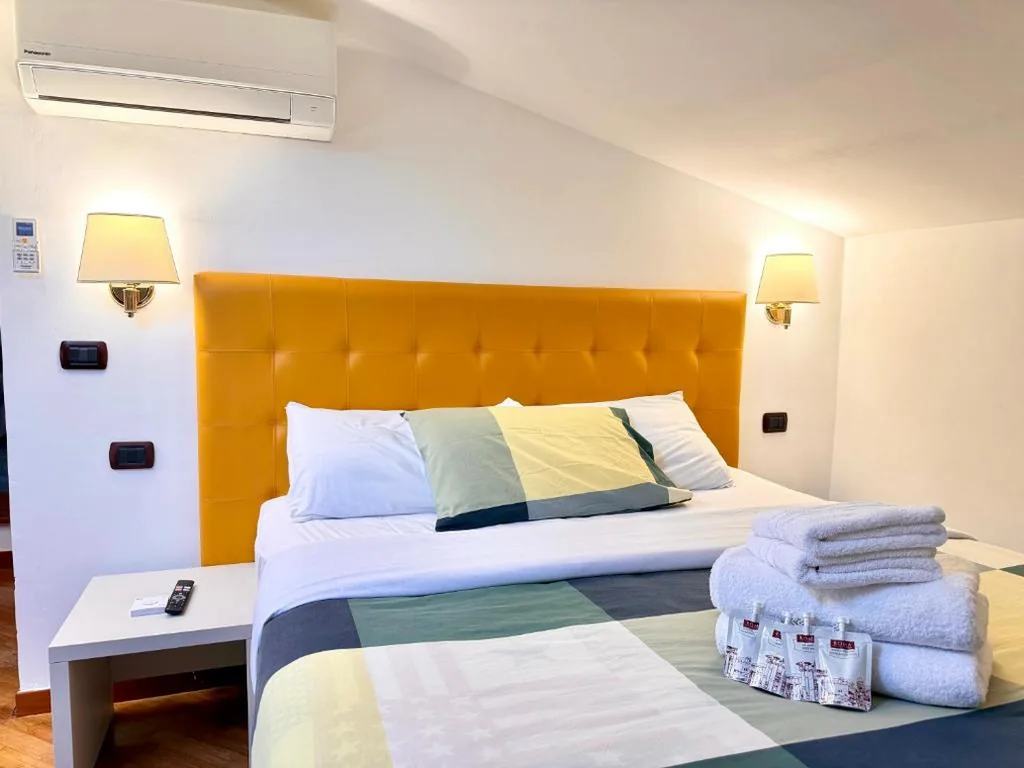 Double/Twin Room with Private Bathroom — Attic Garden
