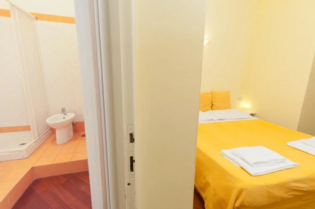 Camera Matrimoniale/Doppia con Letti Singoli con Bagno Privato Esterno — B&B A Casa Di Nancy