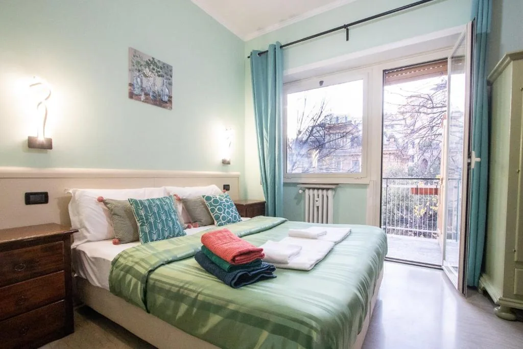 Camera Matrimoniale/Doppia con Letti Singoli con Balcone — B&B Colorful Suite Yard