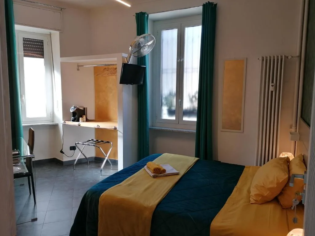 Camera Matrimoniale/Doppia con Letti Singoli con Bagno in Comune — B&B IL SOGNO