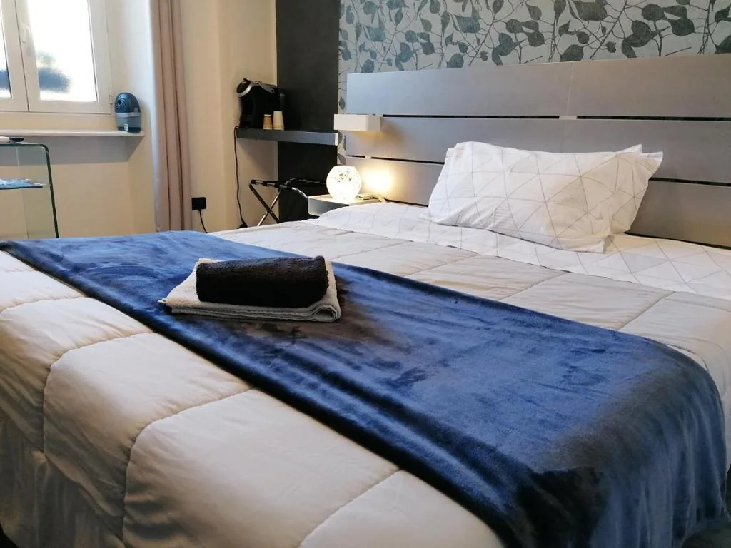 Camera Matrimoniale/Doppia con Letti Singoli con Bagno Privato — B&B IL SOGNO