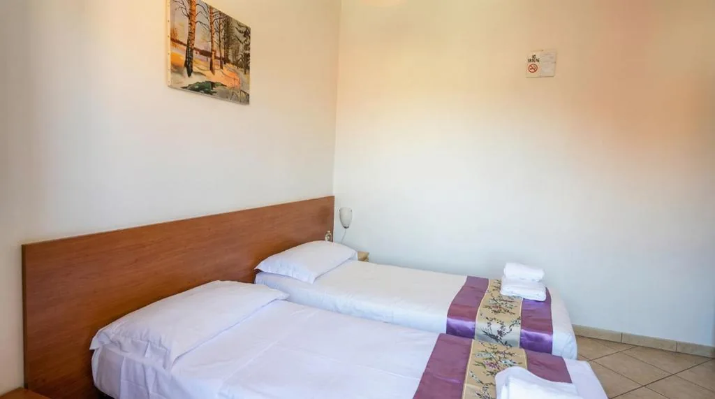 Double/Twin Room with Private Bathroom — B&B Isola