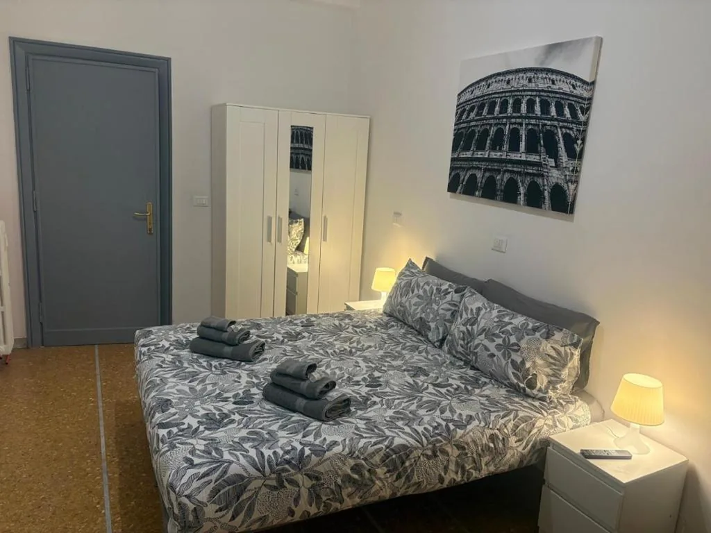 Camera Matrimoniale/Doppia con Letti Singoli con Bagno in Comune — B&B Stelle Di Roma