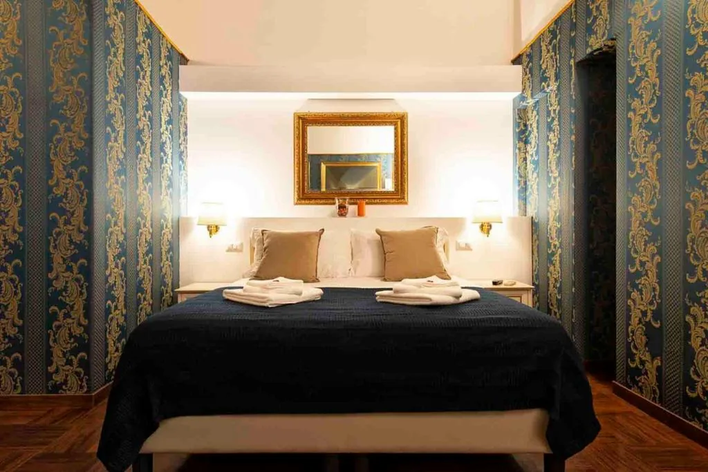 Double/Twin Room with Private Bathroom — Canova Rooms in Spanish Steps