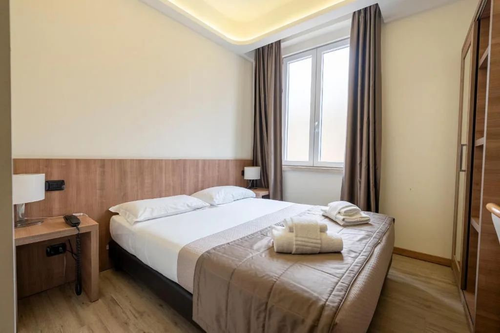 Camera Matrimoniale/Doppia con Letti Singoli con Bagno Privato — Casa per Ferie Santa Maria alle Fornaci