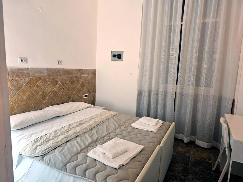 Double/Twin Room with Private Bathroom — Check in Rome