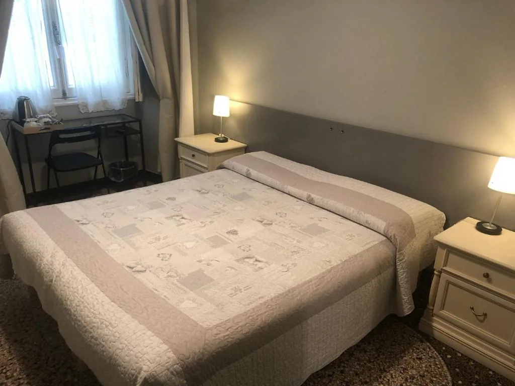 Camera Matrimoniale/Doppia con Letti Singoli con Bagno in Comune — Check-Inn Rooms Genova Centro