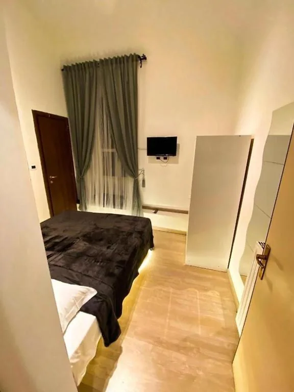 Double/Twin Room with Single Beds and Private Bathroom — Cialdini 13 Roma