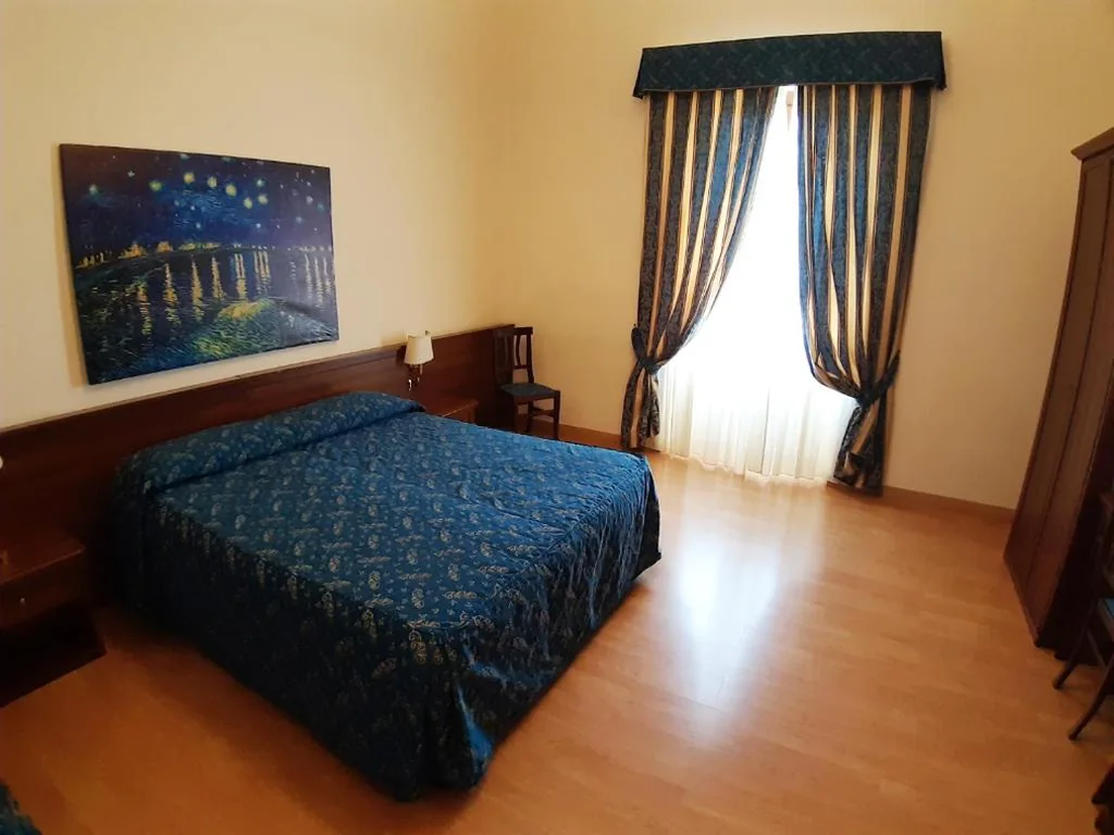 Double/Twin Room with Private Bathroom — Colosseo Roma