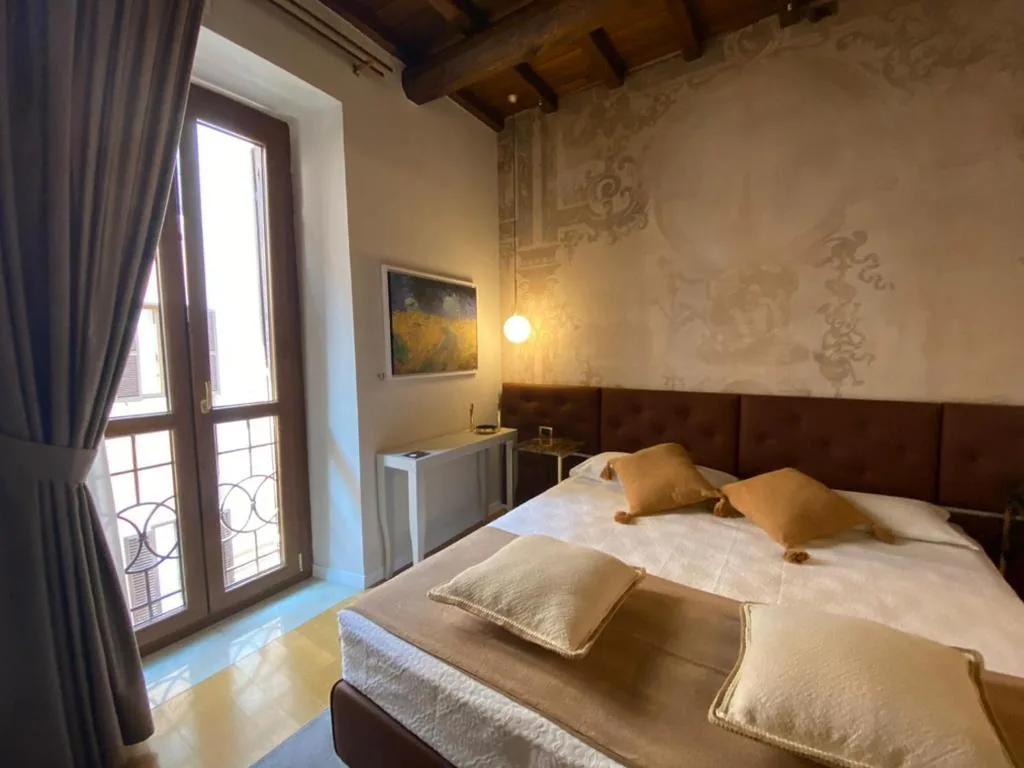 Double/Twin Room with Balcony — Condotti Rooms