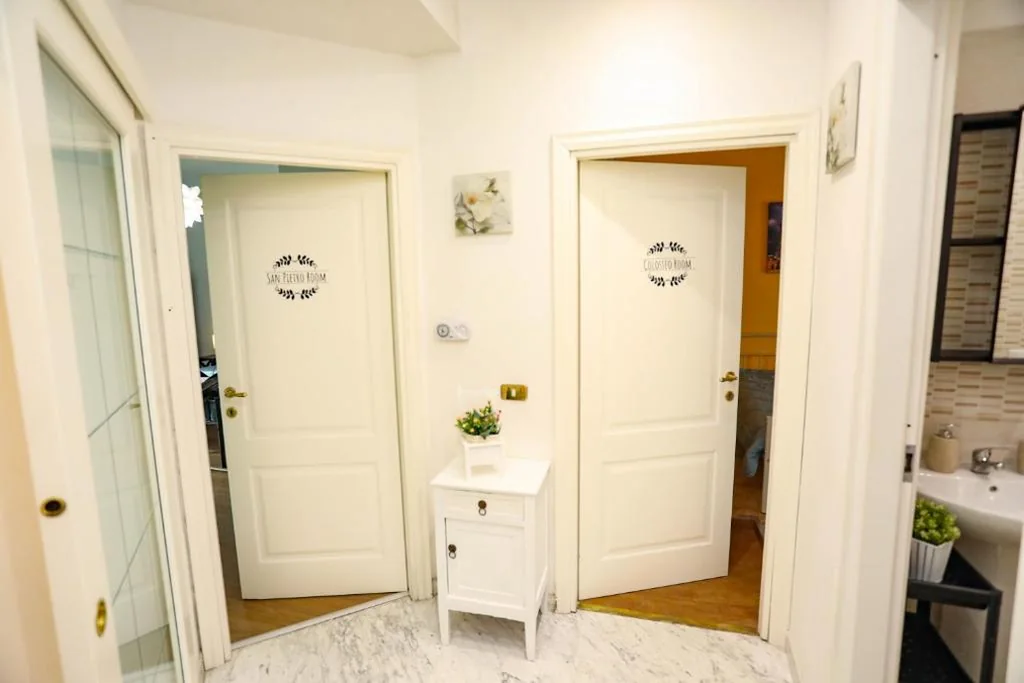 Camera Matrimoniale/Doppia con Letti Singoli con Bagno — Domus Antica Trastevere