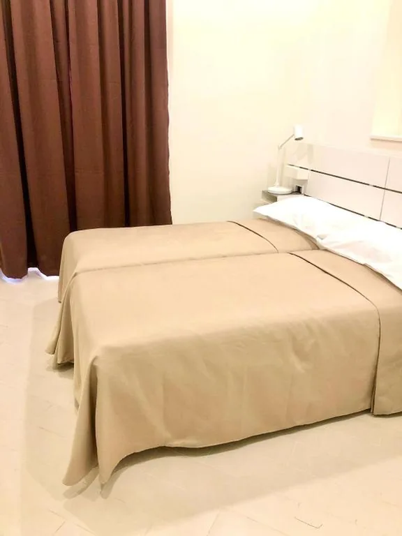 Camera Matrimoniale/Doppia con Letti Singoli con Bagno Privato — DomusTyche Guest House