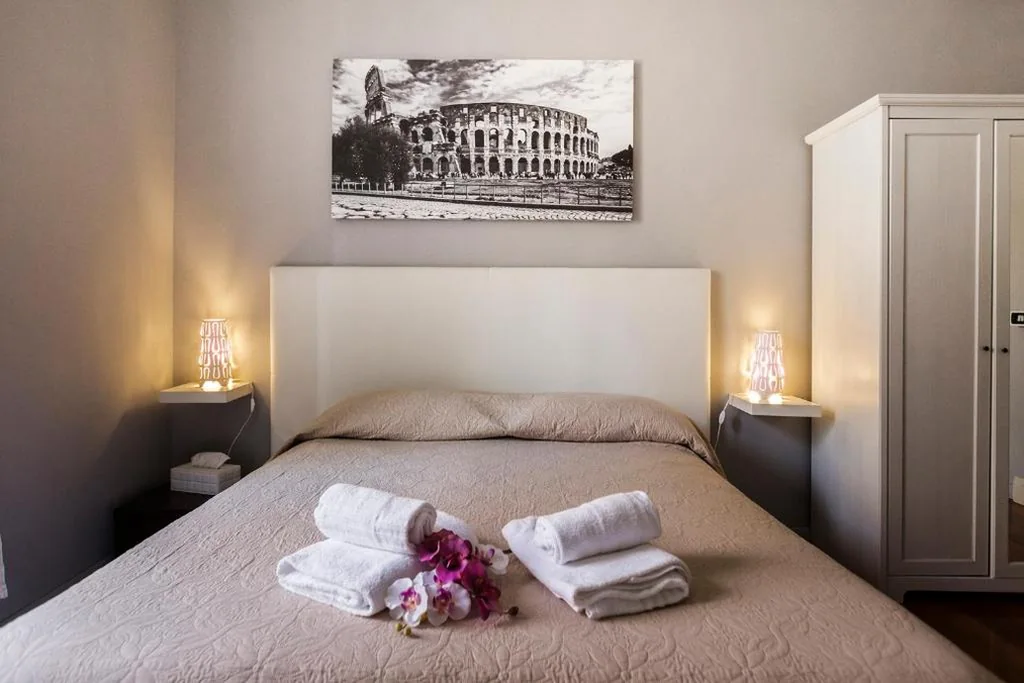 Camera Matrimoniale/Doppia con Letti Singoli con Bagno Privato Esterno — Dulcis In Fundo b&b