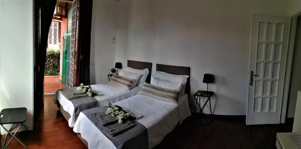 Camera Matrimoniale/Doppia con Letti Singoli con Bagno Privato Esterno e Vista Città — EMI’s Guest House