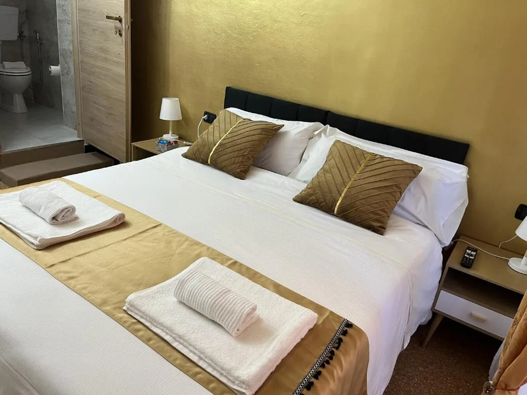 Double/Twin Room with Private Bathroom — Genova Gold Rooms