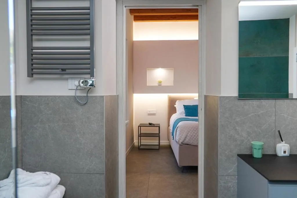 Camera Matrimoniale/Doppia con Letti Singoli con Bagno Privato — Gio Leo Guest House