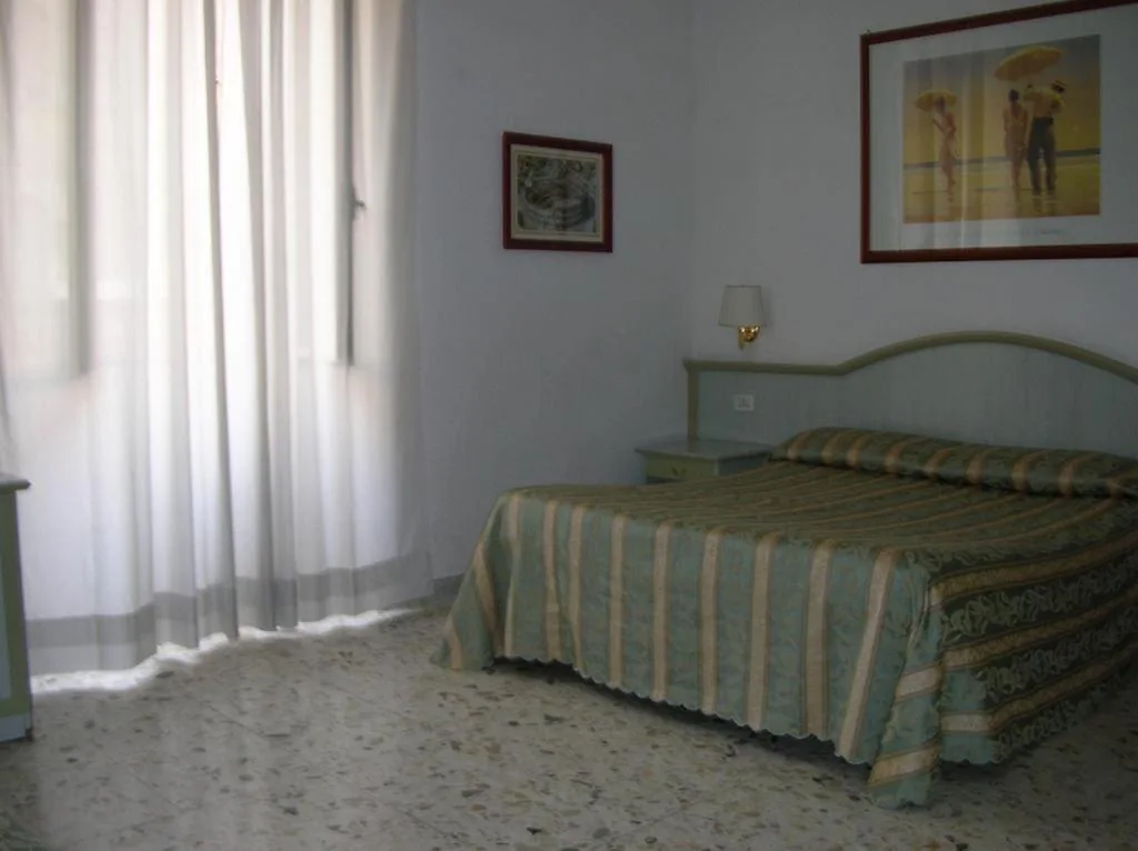 Double Room/Twin Room with Private Bathroom — Gioia Guest House Rome