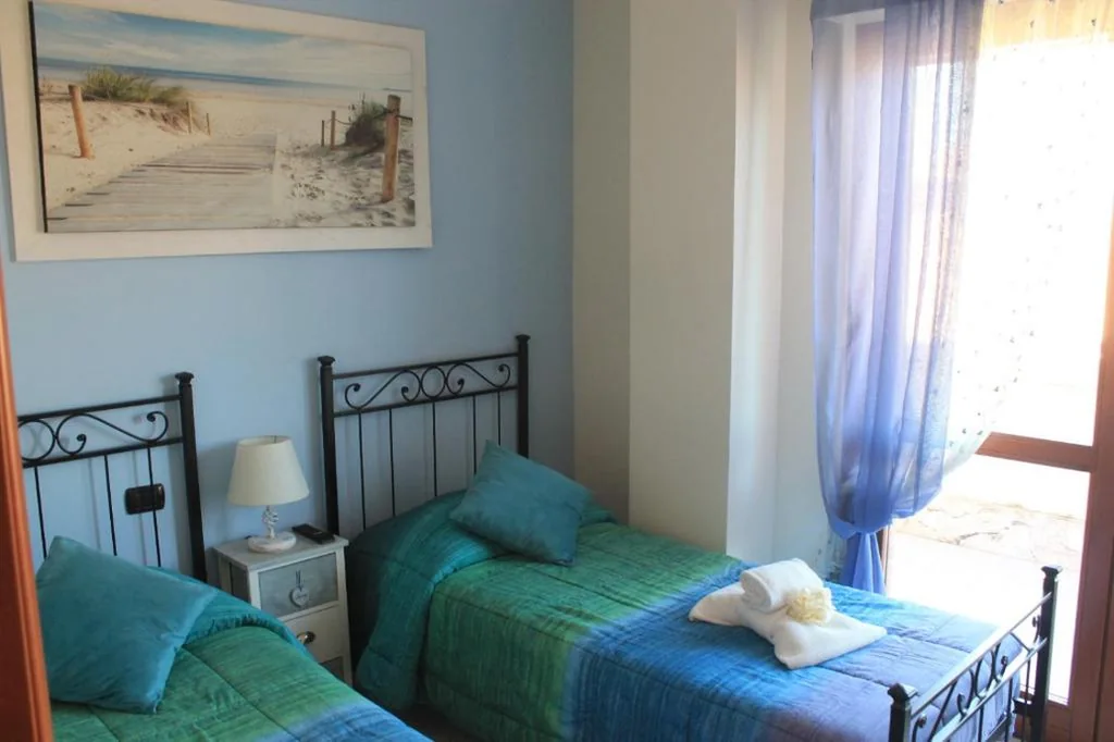 Camera Matrimoniale/Doppia con Letti Singoli con Bagno Privato Esterno — Giramondo Guest house