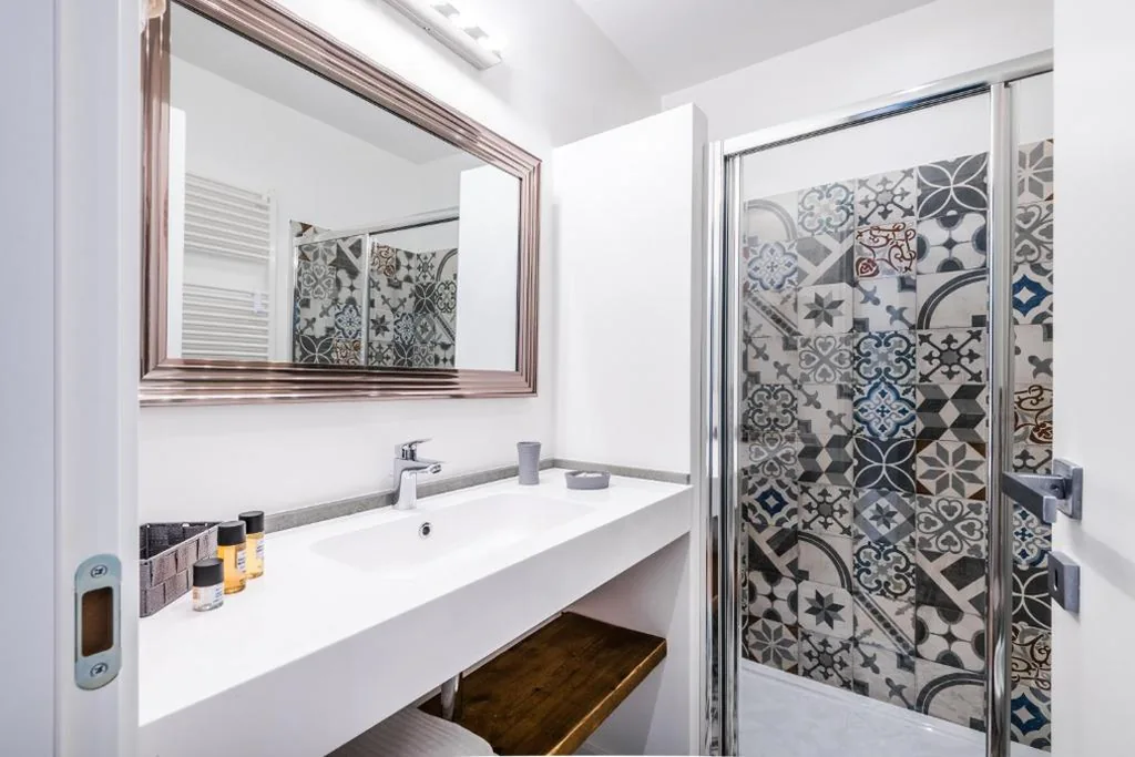Double/Twin Room with Single Beds with Private Bathroom — Giselda Home