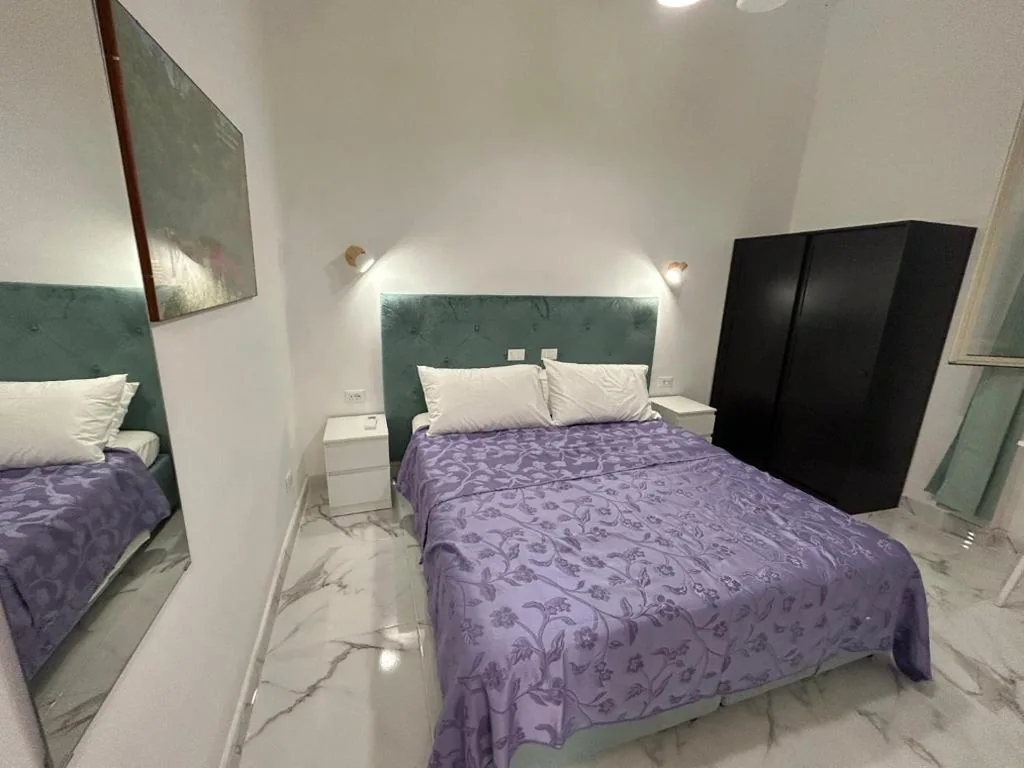 Double/Twin Room with Single Beds with Private Bathroom — Guesthouse Dahlia Rossa