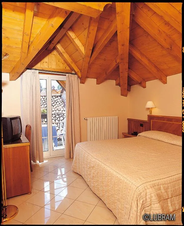 Camera Matrimoniale/Doppia con Letti Singoli con Bagno Privato — Hotel Bettina