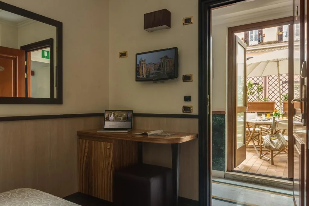 Double/Twin Room with Balcony — Hotel Borromeo