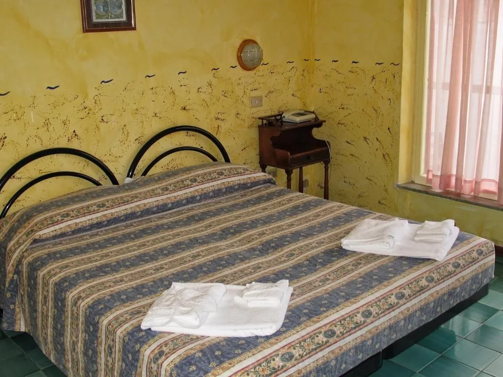 Camera Matrimoniale/Doppia con Letti Singoli con Bagno Privato — Hotel Capo Noli