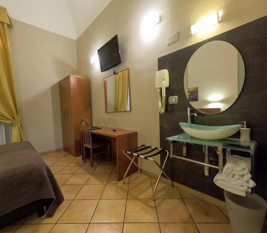 Camera Matrimoniale/Doppia con Letti Singoli con Bagno in Comune — Hotel Cervia