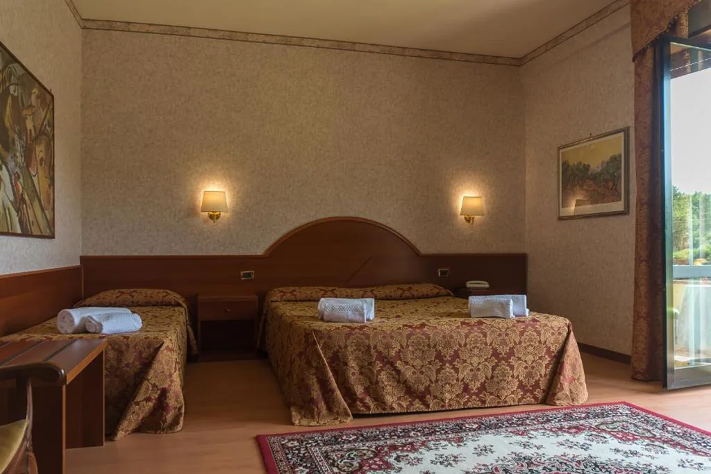 Camera Matrimoniale/Doppia con Letti Singoli con Balcone — Hotel Columbus sul Lago