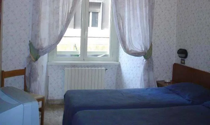 Camera Matrimoniale/Doppia con Letti Singoli con Bagno in Comune — Hotel Demetra Capitolina