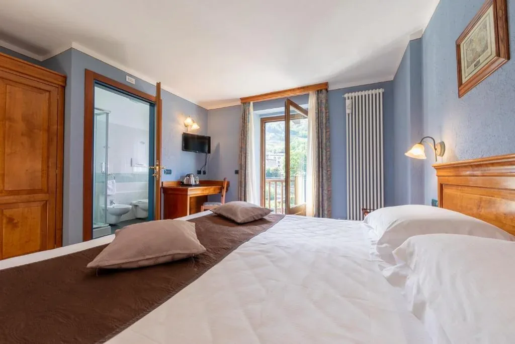 Double/Twin Room with Balcony — Hotel Du Glacier