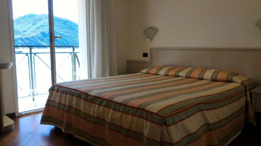 Double/Twin Room with Balcony and Sea View — Hotel Elena