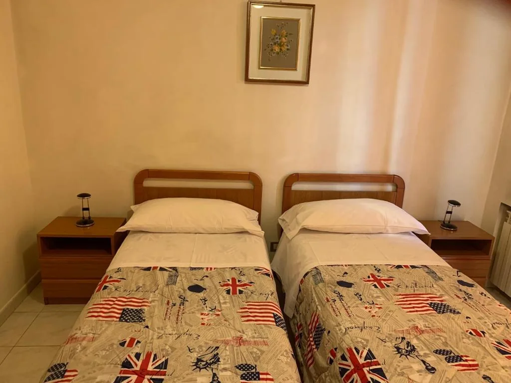 Camera Matrimoniale/Doppia con Letti Singoli con Bagno Privato — HOTEL ELENA