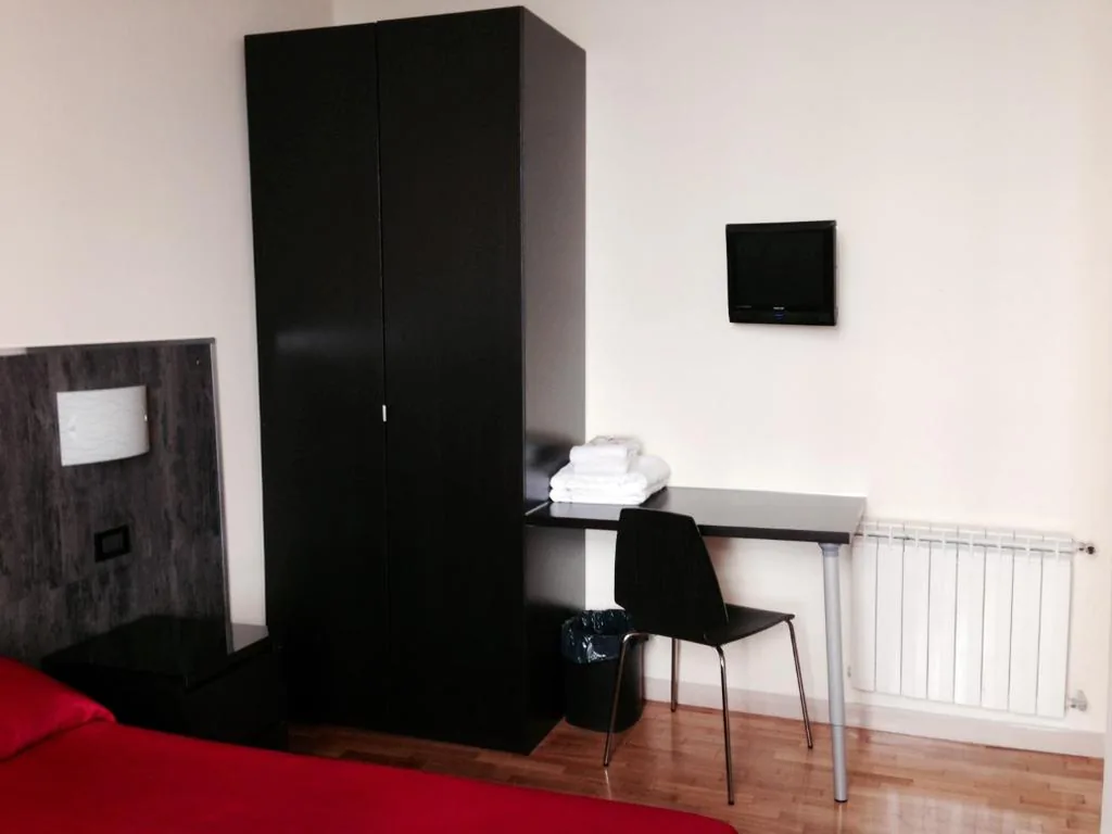 Camera Matrimoniale/Doppia con Letti Singoli con Bagno in Comune — Hotel Fiorenza