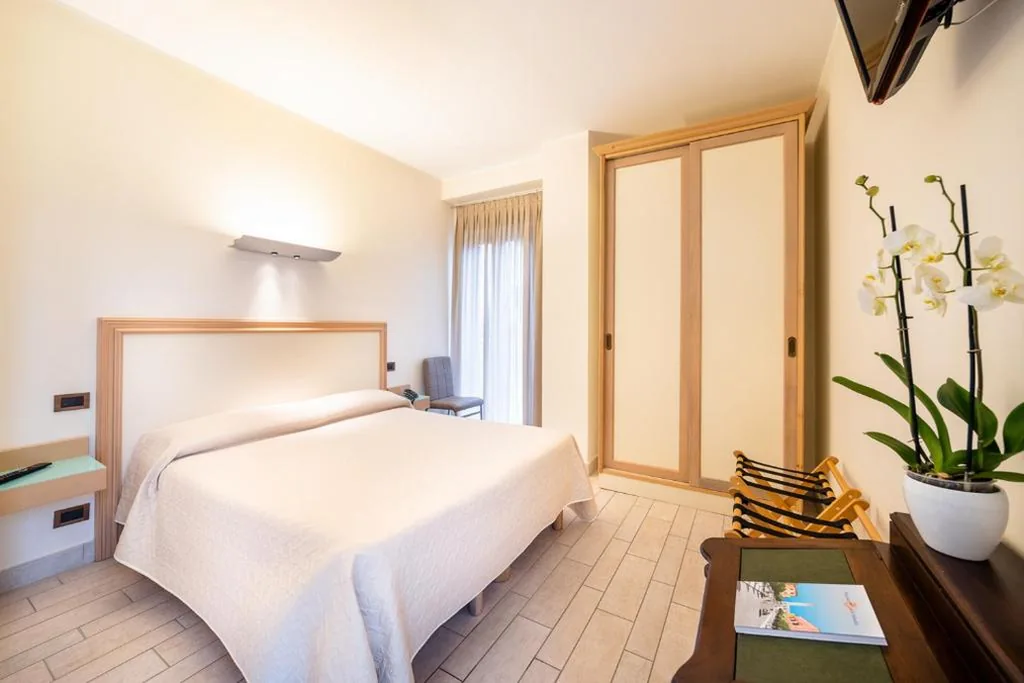 Camera Matrimoniale/Doppia con Letti Singoli con Balcone — Hotel Il Gabbiano