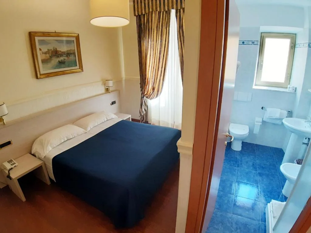 Double/Twin Room with Private Bathroom — Hotel Mariano