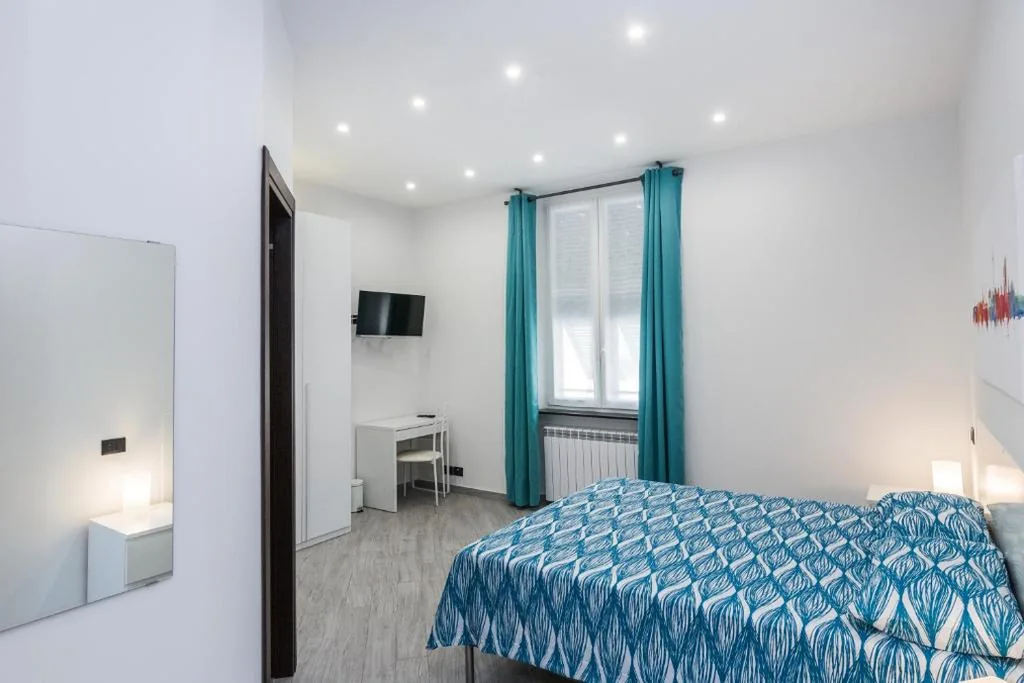Double/Twin Room with Private Bathroom — Il mondo in una stanza