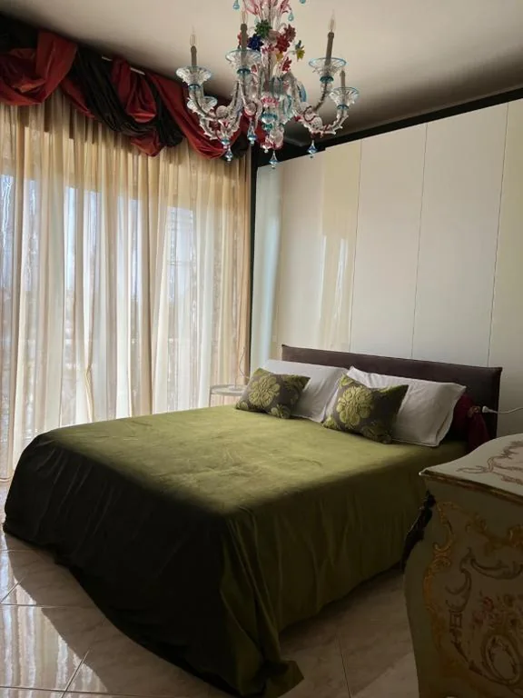 Double/Twin Room with Single Beds and External Private Bathroom — Joy19